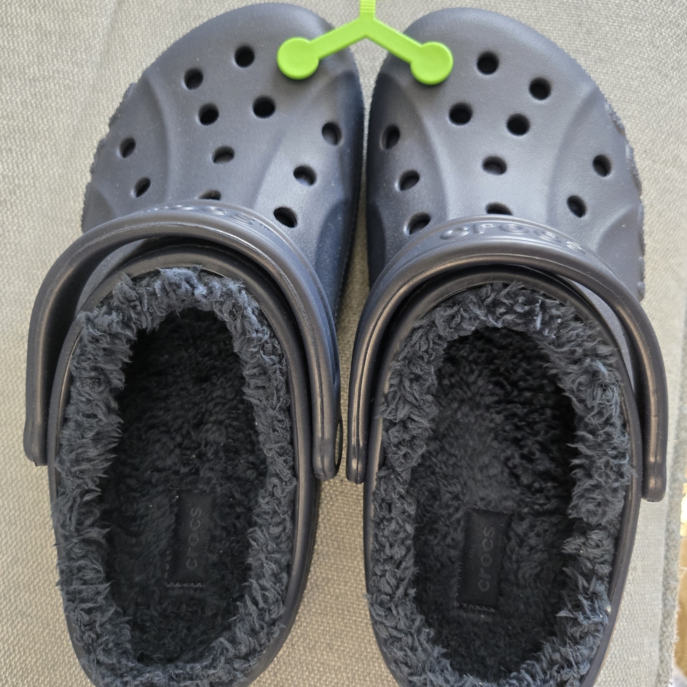 NWT NAVY FUR-LINED CROCS